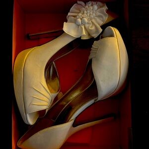 Nina Shoes Ivory Size 11 Heels
